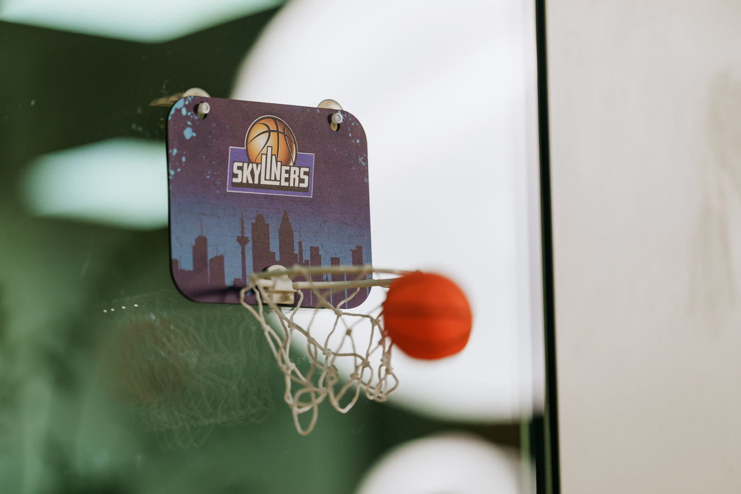 SKYLINERS Indoor-Basketballkorb mit Ball