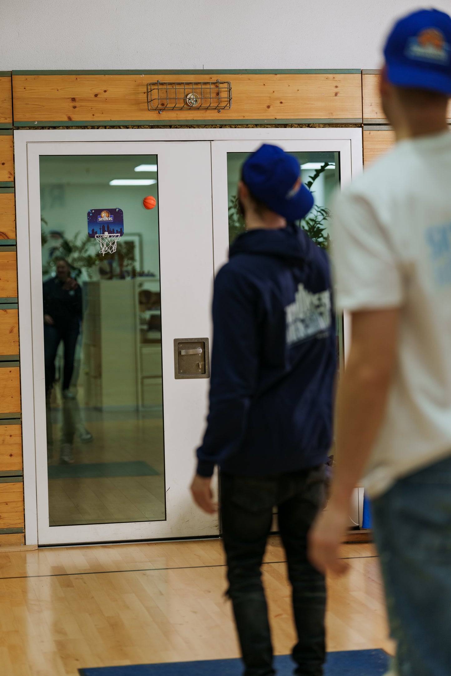 SKYLINERS Indoor-Basketballkorb mit Ball