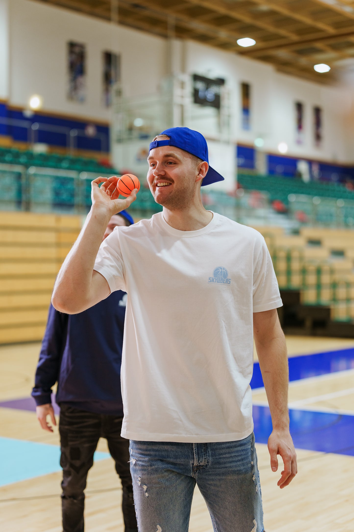 SKYLINERS Indoor-Basketballkorb mit Ball