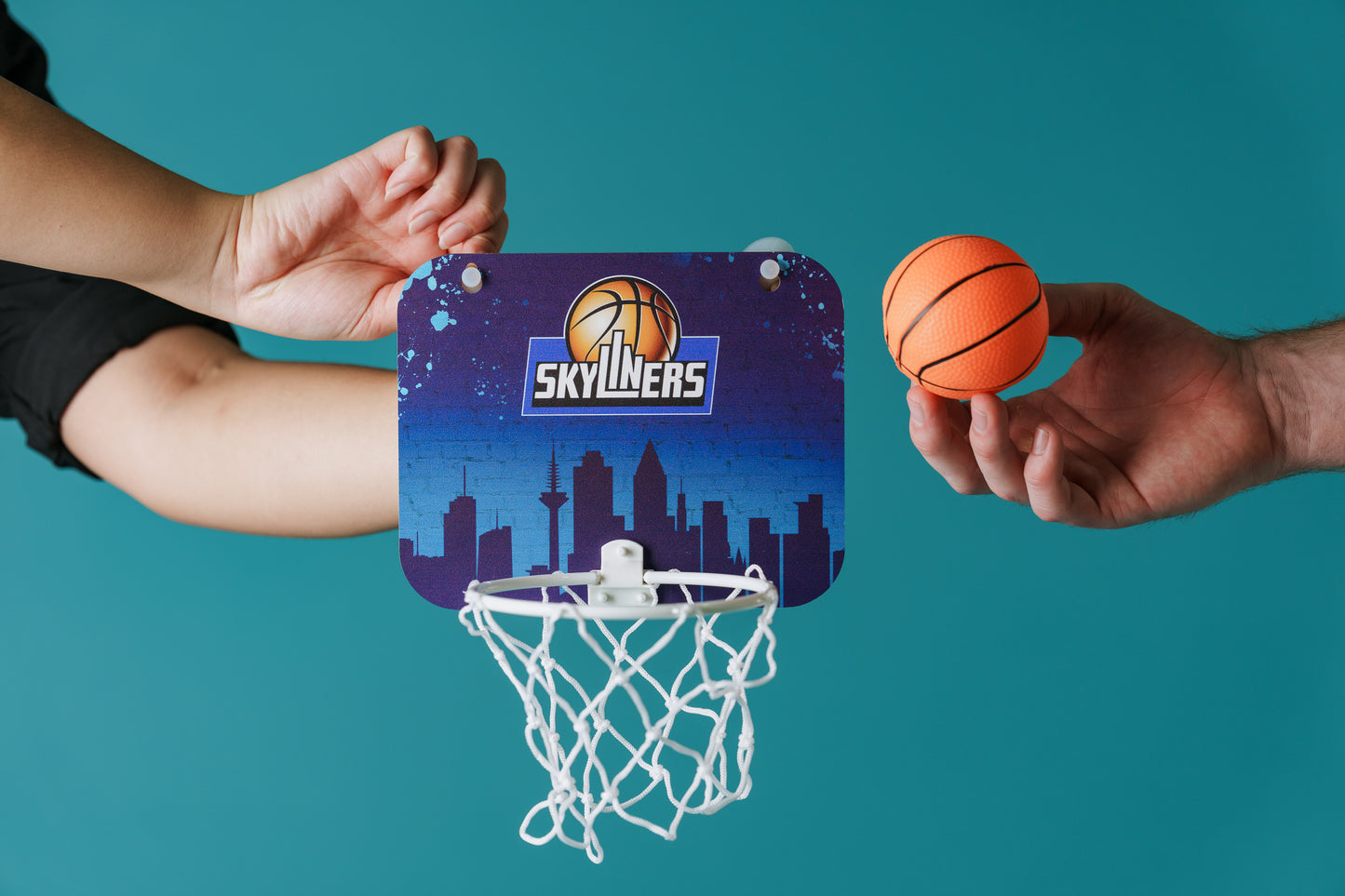 SKYLINERS Indoor-Basketballkorb mit Ball